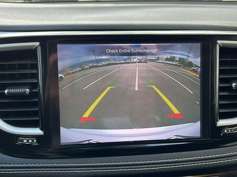 Used 2023 Chrysler Pacifica Touring image 21