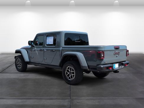 Used 2025 Jeep Gladiator Rubicon w/ Convenience Group AWD/4WD image 3