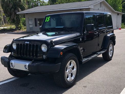 Used 2015 Jeep Wrangler Unlimited Sahara w/ Connectivity Group AWD/4WD image 7