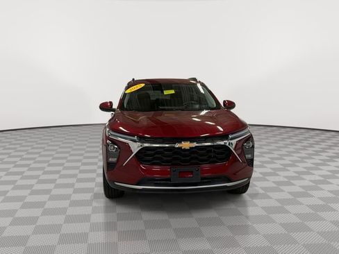 Certified 2025 Chevrolet Trax LT w/ LT Convenience Package FWD image 3