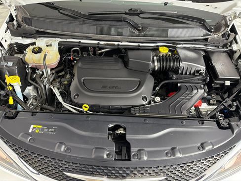Used 2020 Chrysler Pacifica Touring-L image 23