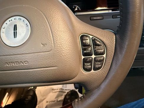Used 2003 Lincoln Town Car Signature image 15