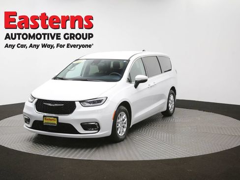 Used 2023 Chrysler Pacifica Touring-L FWD image 56