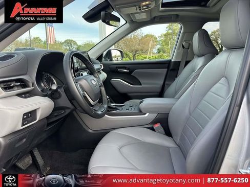 Used 2023 Toyota Highlander XLE AWD/4WD image 20