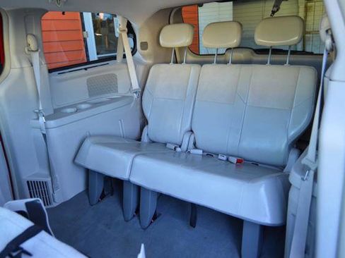 Used 2008 Chrysler Town & Country Limited image 13