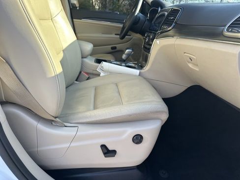 Used 2019 Jeep Grand Cherokee Limited image 16