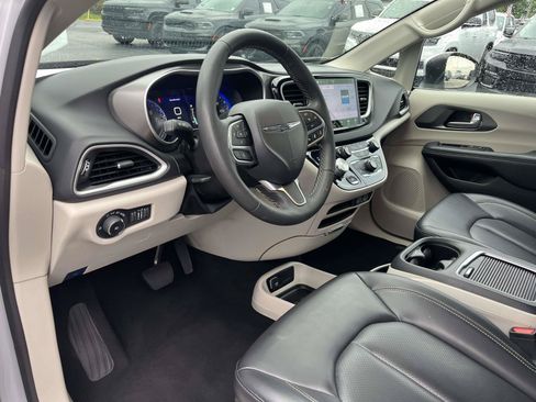 Used 2023 Chrysler Pacifica Touring-L FWD image 16