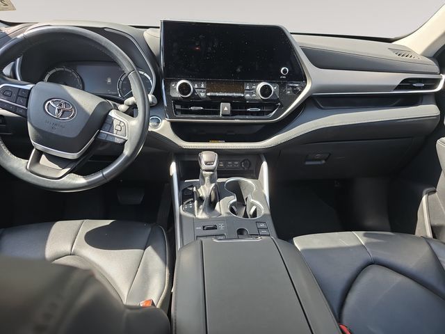 Used 2023 Toyota Highlander XLE AWD/4WD image 10