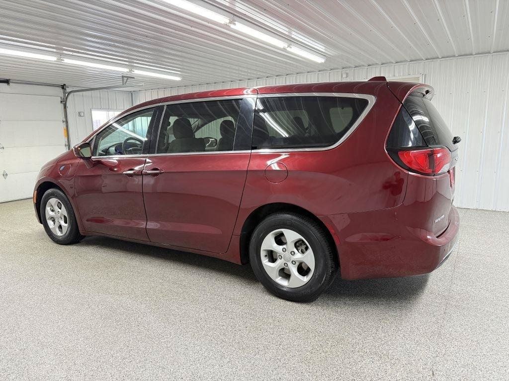 Used 2018 Chrysler Pacifica Touring Plus FWD image 4