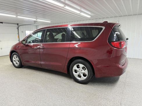 Used 2018 Chrysler Pacifica Touring Plus FWD image 4