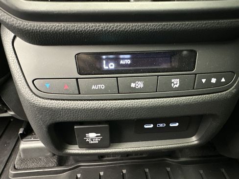Used 2025 Honda Pilot TrailSport image 11