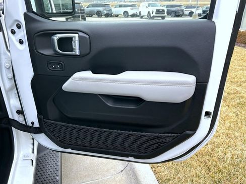 Used 2022 Jeep Wrangler Unlimited Sahara image 17