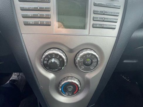 Used 2010 Toyota Yaris L image 18