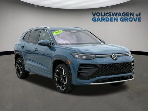 Used 2025 Volkswagen Tiguan SEL R-Line AWD/4WD image 2