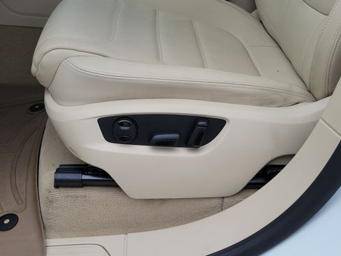 Used 2013 Volkswagen Touareg TDI AWD/4WD image 24