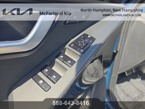 Used 2025 Kia Niro SX Touring FWD image 12
