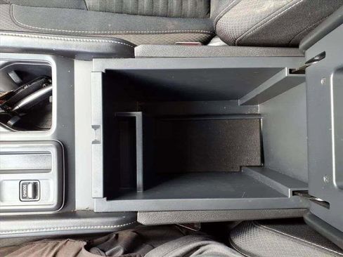 Used 2023 Nissan Pathfinder S image 16