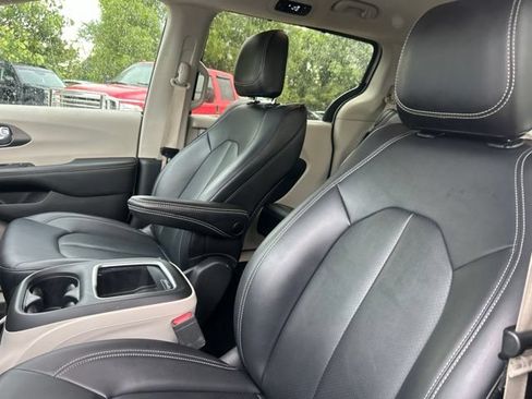 Used 2024 Chrysler Pacifica Touring-L FWD image 18