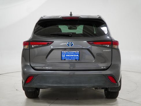 Used 2024 Toyota Highlander XLE AWD/4WD image 9