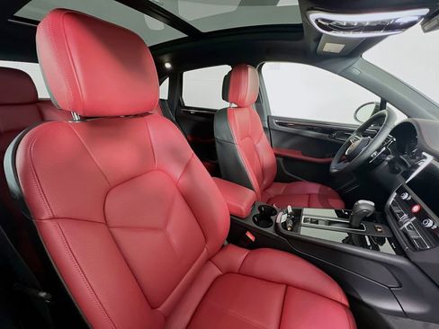 New 2026 Porsche Macan Base image 30