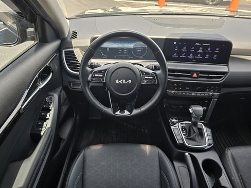 Used 2024 Kia Seltos EX FWD image 13