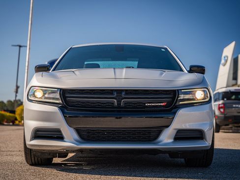 Used 2019 Dodge Charger SXT image 2