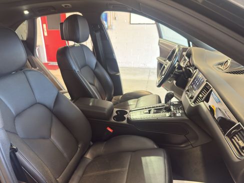 Used 2017 Porsche Macan AWD/4WD image 25