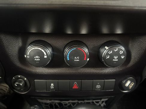 Used 2015 Jeep Wrangler Unlimited Rubicon w/ Connectivity Group image 19