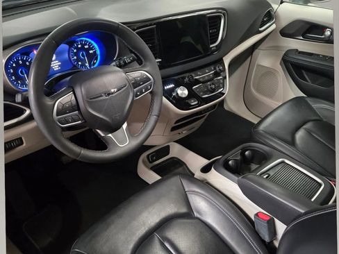 Used 2023 Chrysler Pacifica Touring-L FWD image 9