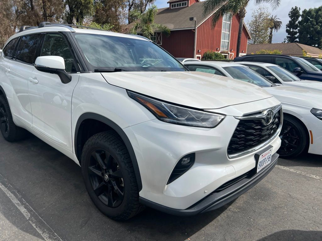 Used 2021 Toyota Highlander Limited FWD image 3