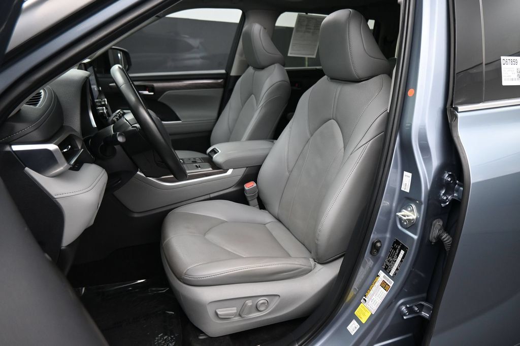 Used 2024 Toyota Highlander Limited FWD image 18