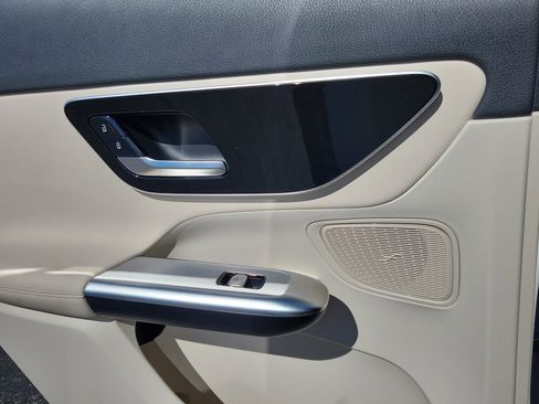 Used 2025 Mercedes-Benz GLC 300 image 9