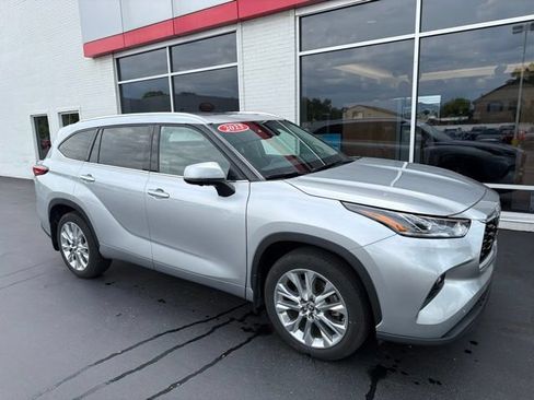 Used 2023 Toyota Highlander Limited AWD/4WD image 2