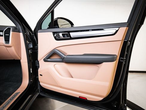 Certified 2023 Porsche Cayenne Platinum Edition AWD/4WD image 26