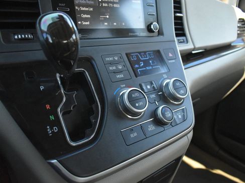 Used 2020 Toyota Sienna XLE Premium image 35