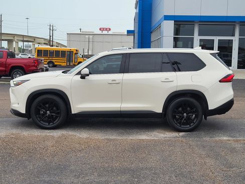 Used 2024 Toyota Grand Highlander FWD image 2