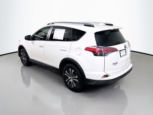 Used 2018 Toyota RAV4 LE FWD image 5