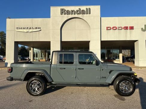 Used 2024 Jeep Gladiator Sport image 8