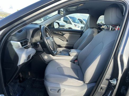 Used 2023 Toyota Highlander LE image 18