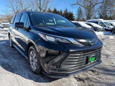 Used 2024 Toyota Sienna LE image 5