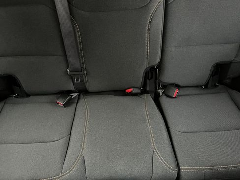 Used 2025 Jeep Wrangler Sahara image 37