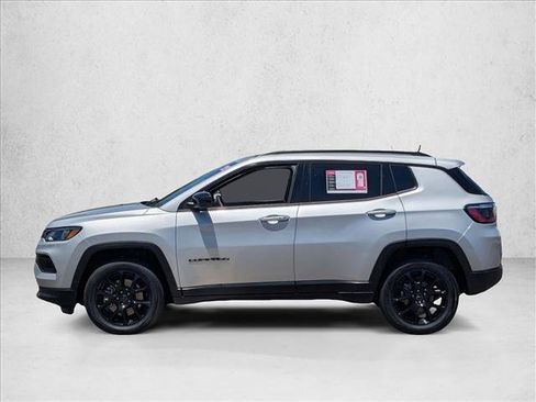 Used 2025 Jeep Compass Latitude w/ Sun & Sound Group AWD/4WD image 9