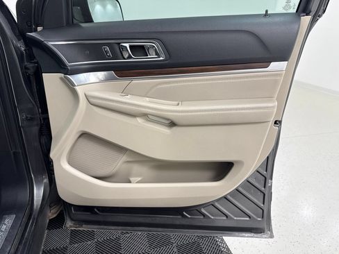 Used 2018 Ford Explorer Limited w/ Equipment Group 301A AWD/4WD image 34