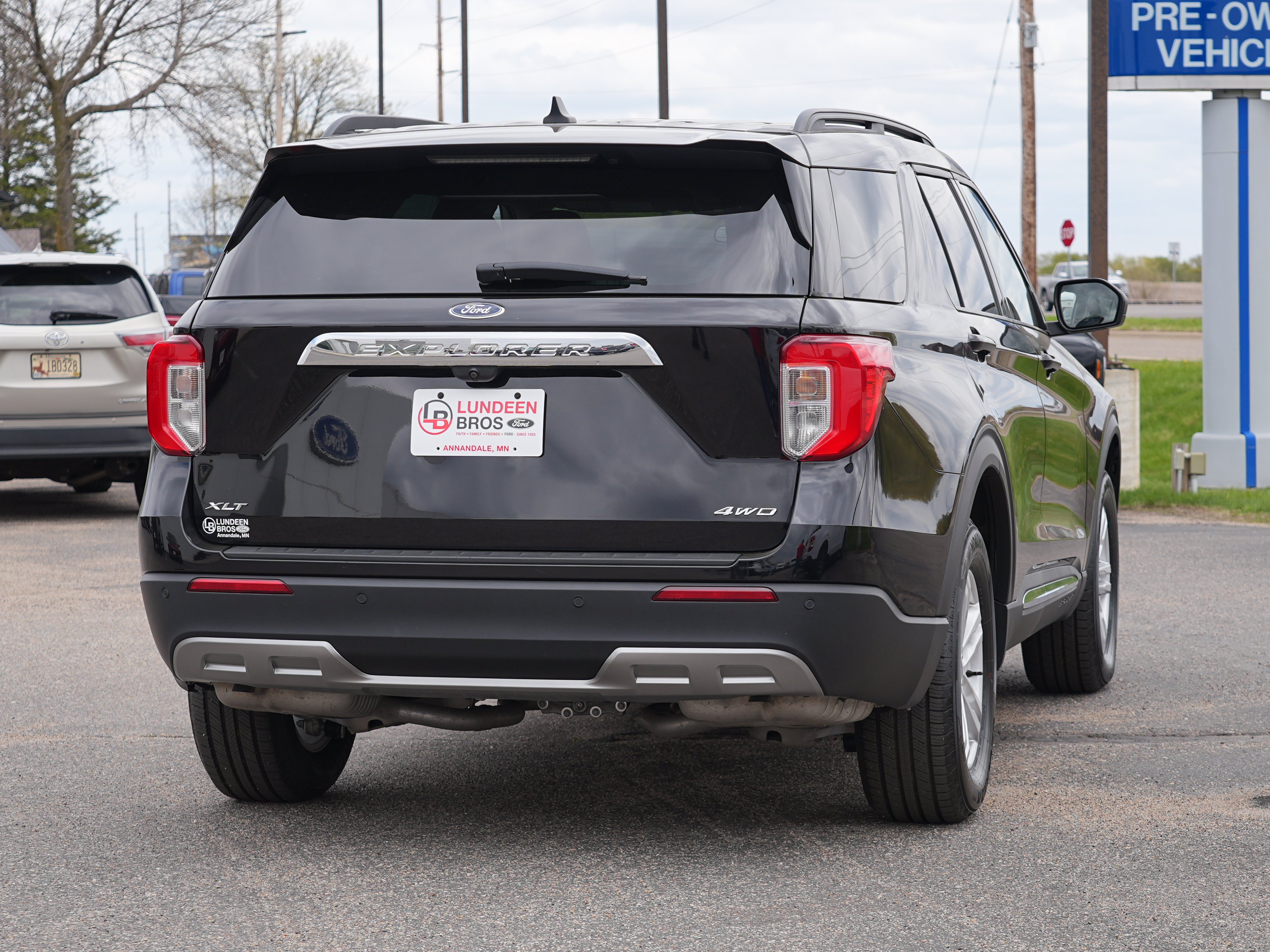 Used 2023 Ford Explorer XLT w/ Equipment Group 202A AWD/4WD image 3