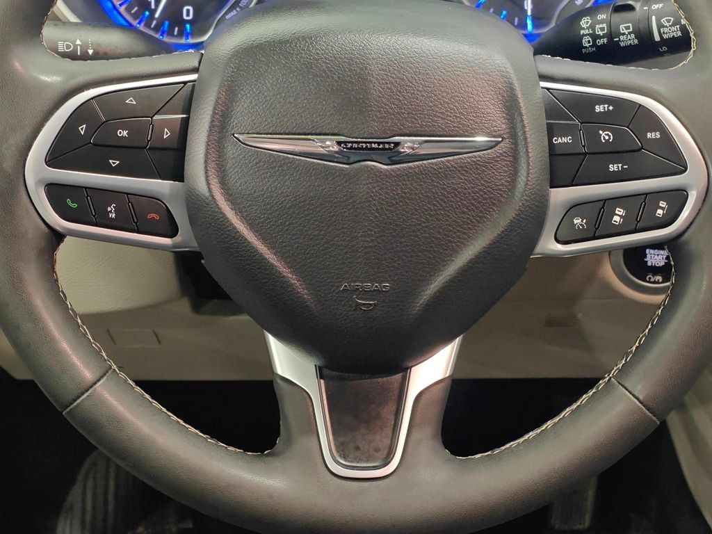 Used 2024 Chrysler Pacifica Touring-L FWD image 5