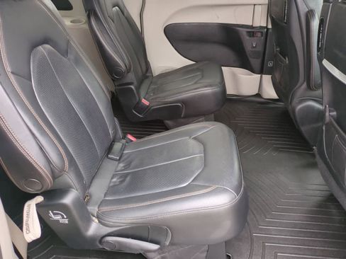 Used 2018 Chrysler Pacifica Touring-L Plus w/ Tire & Wheel Group FWD image 16
