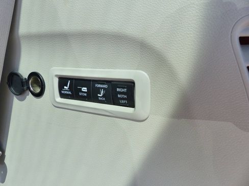 Used 2020 Chrysler Pacifica Limited FWD image 45