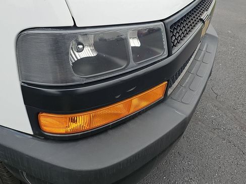 Used 2018 Chevrolet Express 3500 w/ Driver Convenience Package image 27