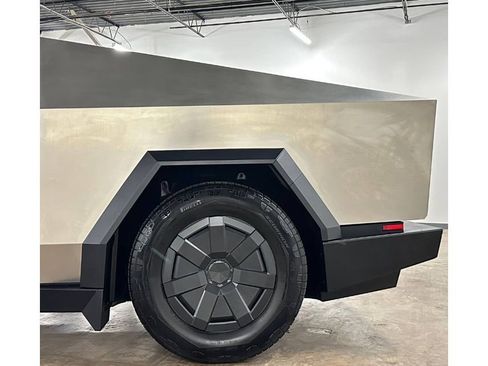 Used 2025 Tesla Cybertruck AWD Crew Cab image 9