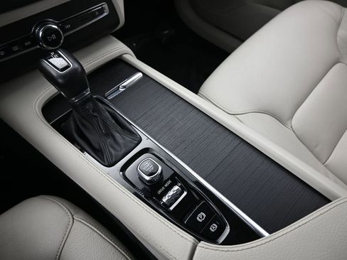 Used 2020 Volvo XC90 T5 Momentum w/ Protection Package Premier image 26